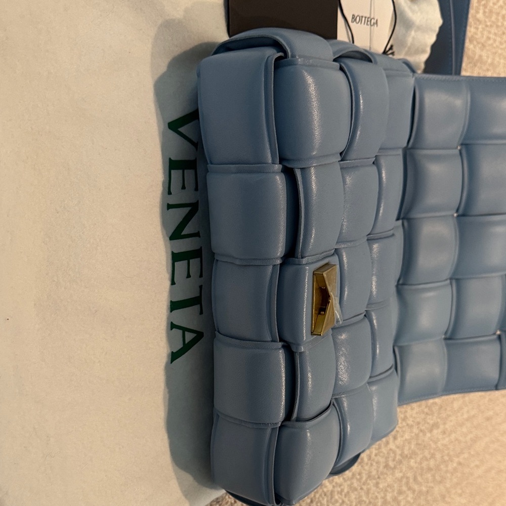 Bottega Veneta Cassette bag. Light Blue Padded Shoulder Bag - Picture 6 of 10